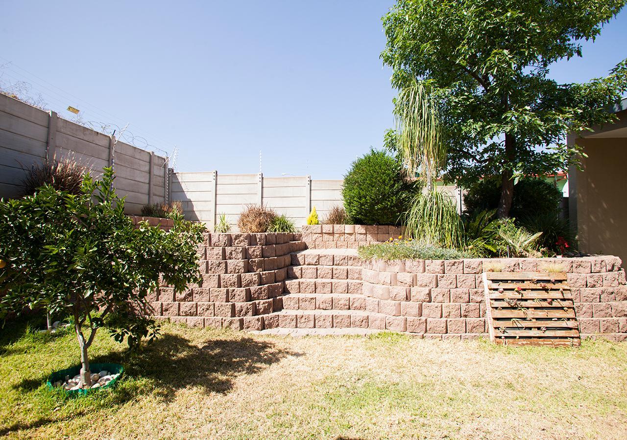 Rnb'S Studio Apartment Windhoek Exterior photo