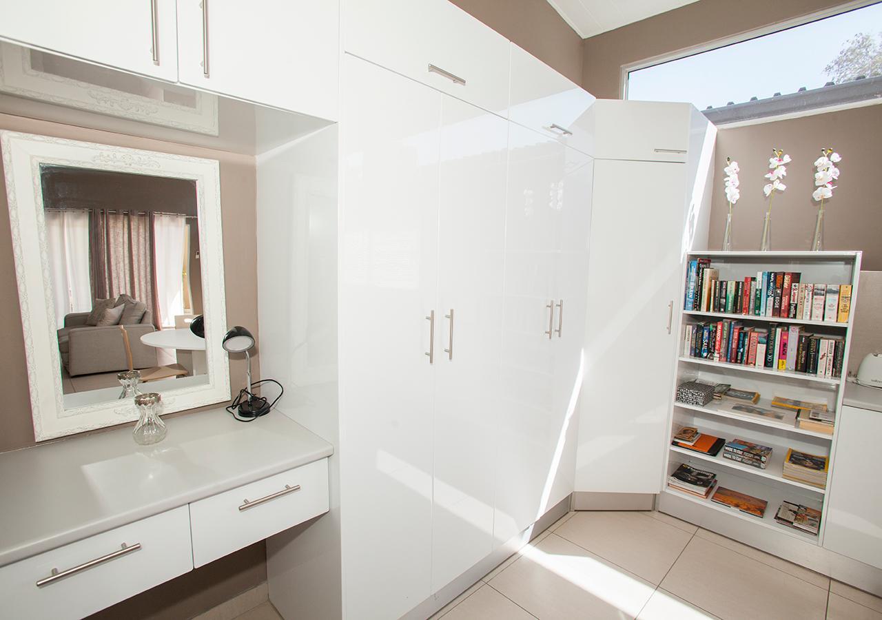 Rnb'S Studio Apartment Windhoek Exterior photo