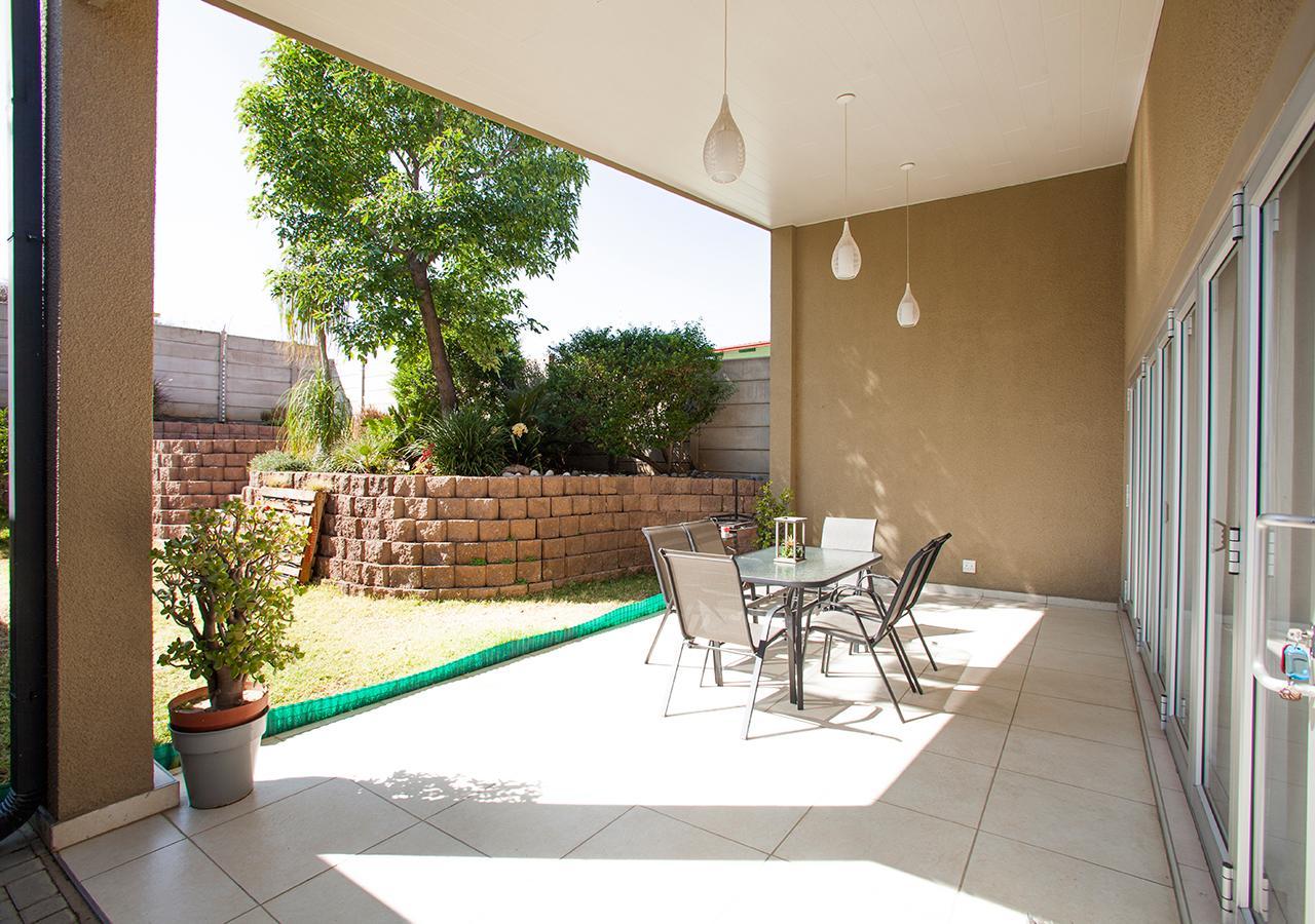 Rnb'S Studio Apartment Windhoek Exterior photo